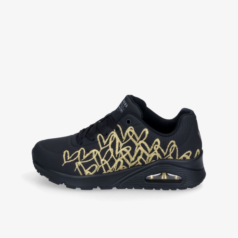 Seitliche Ansicht eines robusten schwarzen Sneakers mit goldenem Muster und komfortabler Dämpfung