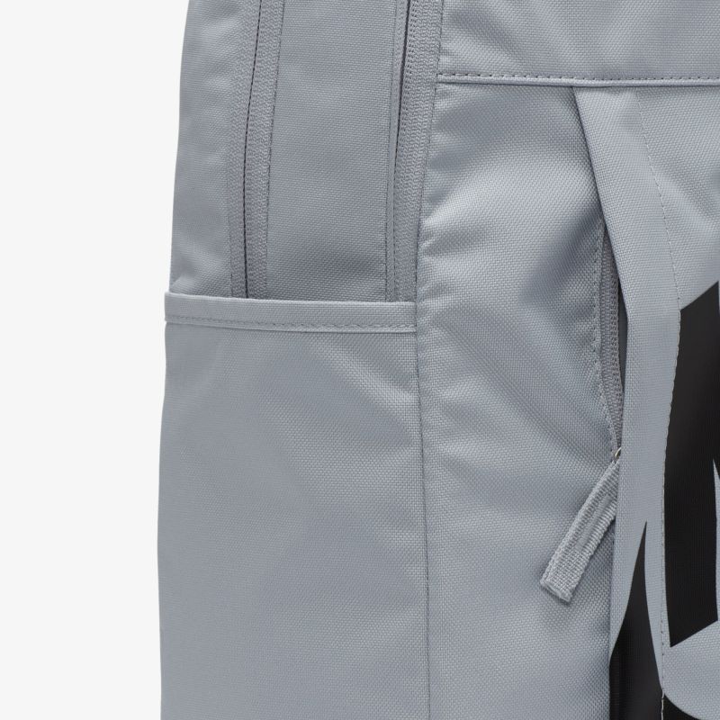 Grauer Rucksack mit seitlicher Tasche und modernem Design für vielseitige Nutzung und hohen Tragekomfort.