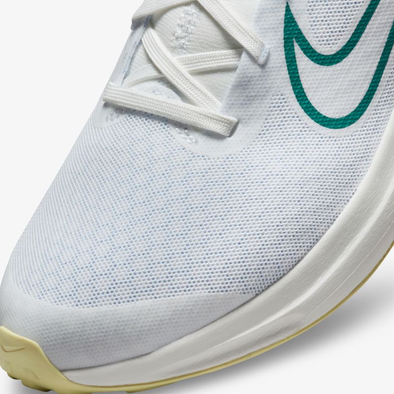 Leichter, komfortabler Sneaker mit atmungsaktivem Mesh-Obermaterial und gepolsterter Sohle.