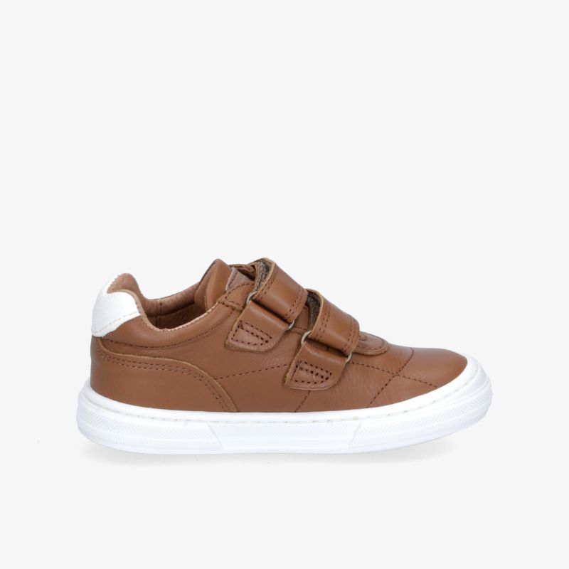 Moderner brauner Sneaker mit Klettverschluss und weißer Sohle. Leicht und komfortabel für den täglichen Gebrauch.