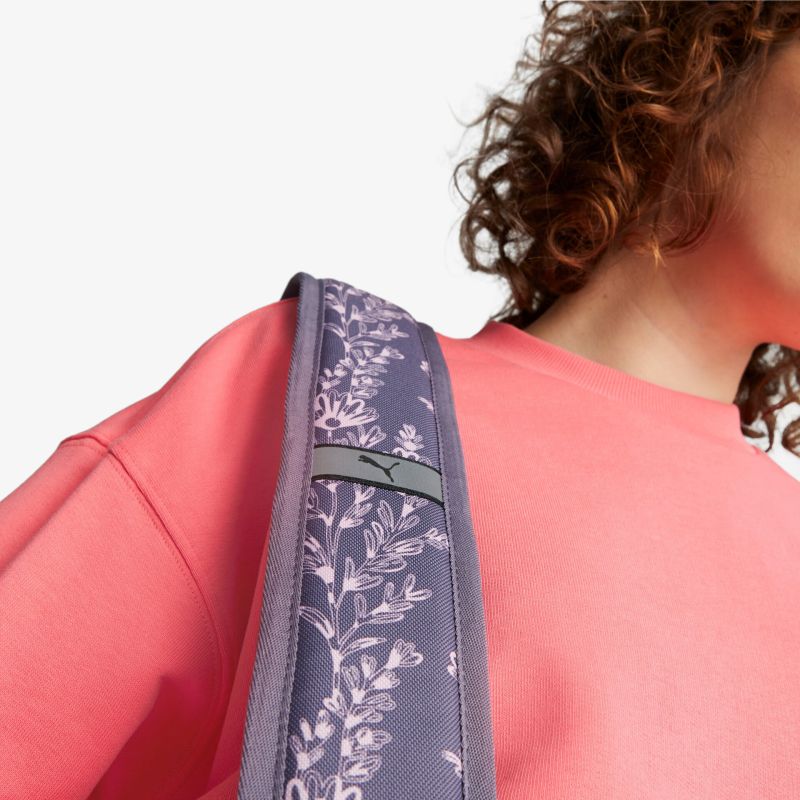 Detailaufnahme eines modischen Riemens mit floralem Muster an einem bequemen Oberteil