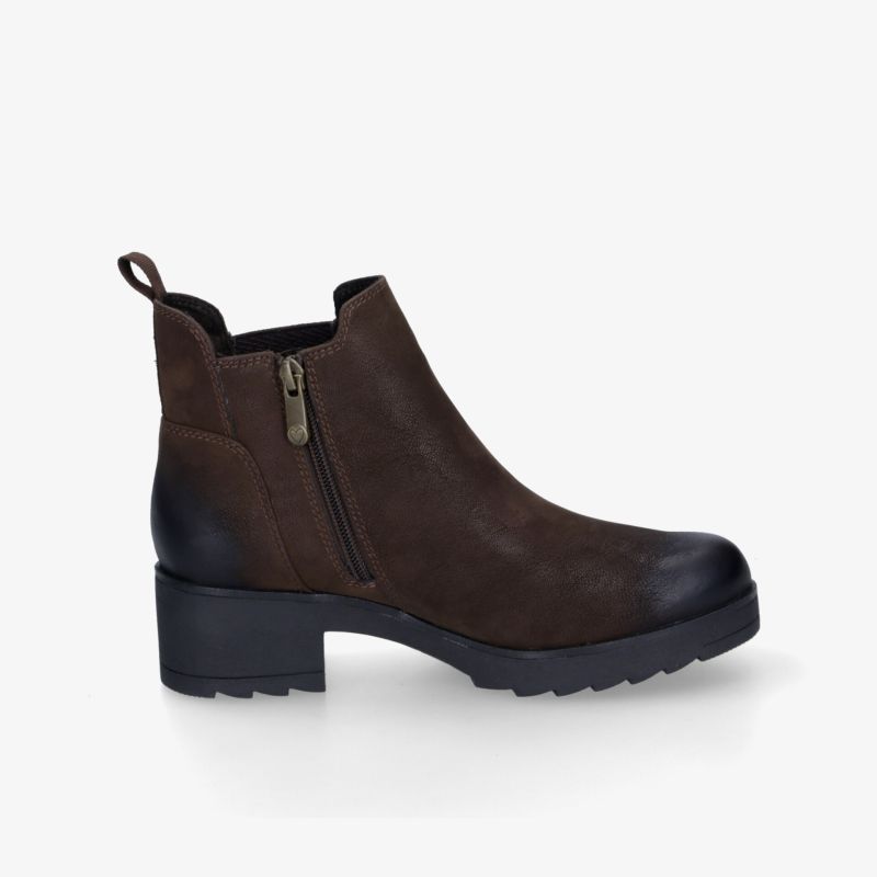 Brauner Stiefel mit seitlichem Reißverschluss, robustem Absatz und rutschfester Profilsohle für komfortables Tragen