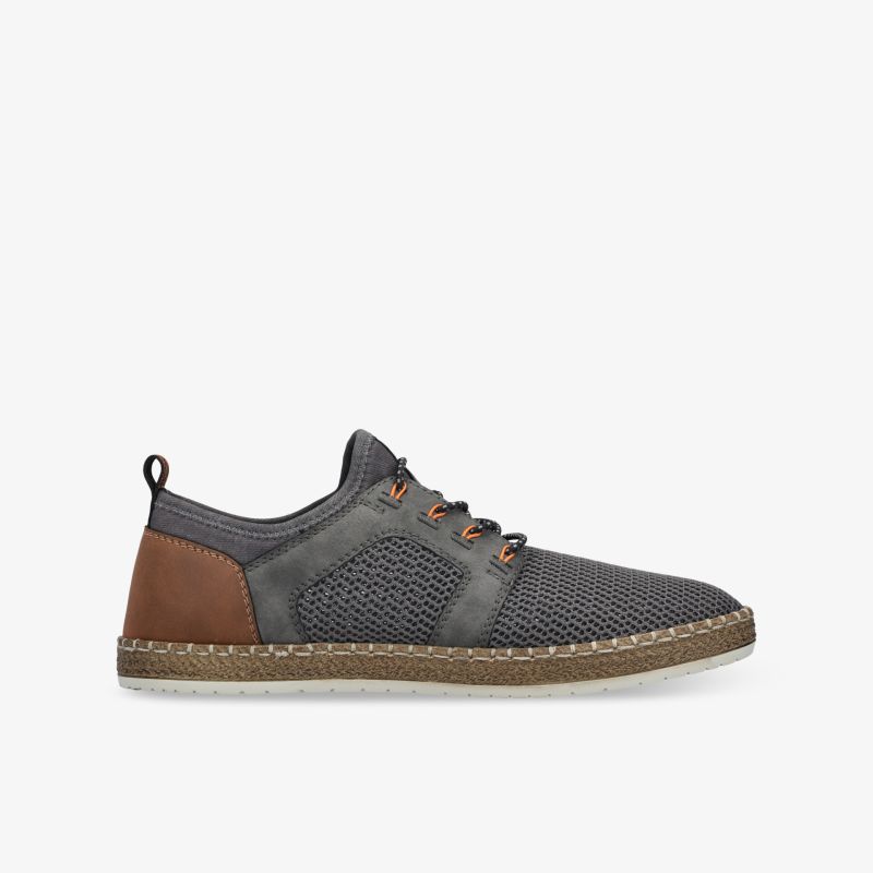Moderner grauer und brauner Wanderschuh seitliche Ansicht mit atmungsaktivem Material und bequemer Passform