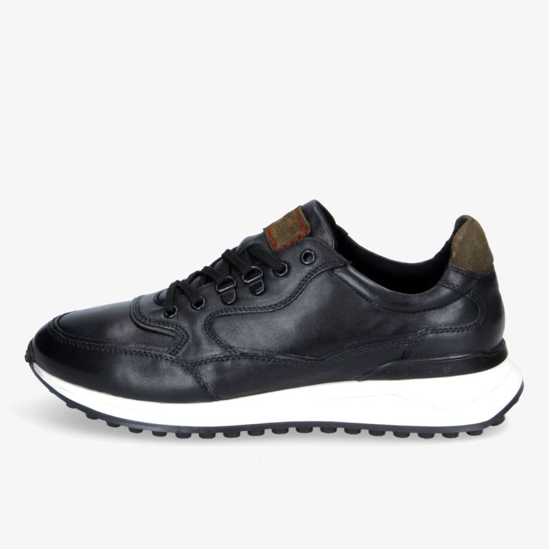 Moderner schwarzer Sneaker aus Leder mit rutschfester Sohle für Komfort und Eleganz im Alltag.