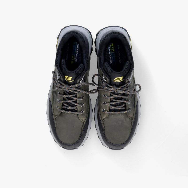 Hochwertige, komfortable Schuhe mit athletischem Design und robuster Konstruktion in dunkler Farbe.