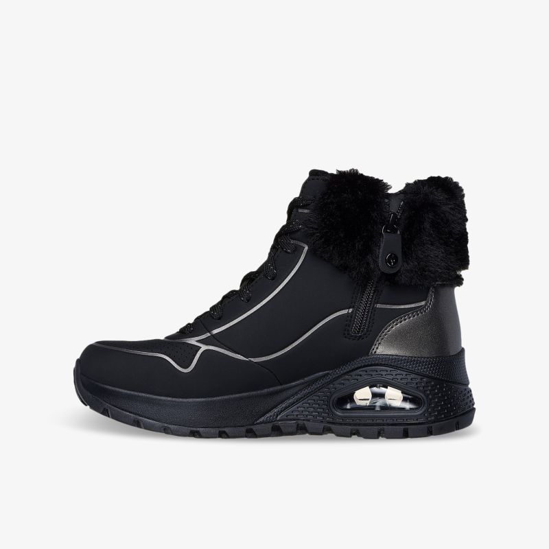 Sportlicher schwarzer Sneaker mit weichem Fellkragen, seitlicher Reißverschluss und robuster profilierter Sohle