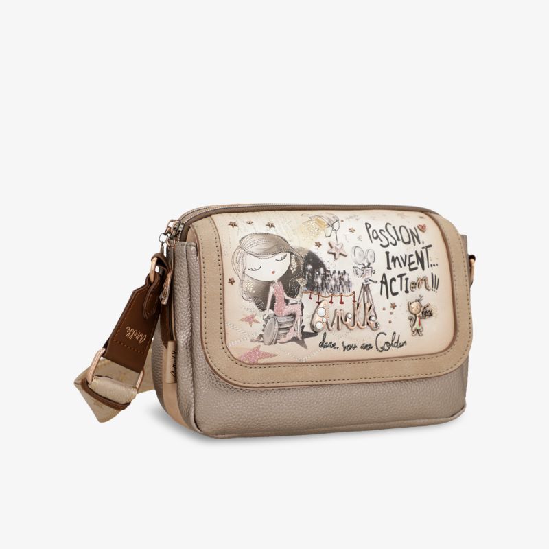 Schräg vorne Ansicht einer beige Umhängetasche mit origineller Illustration und verstellbarem Schultergurt