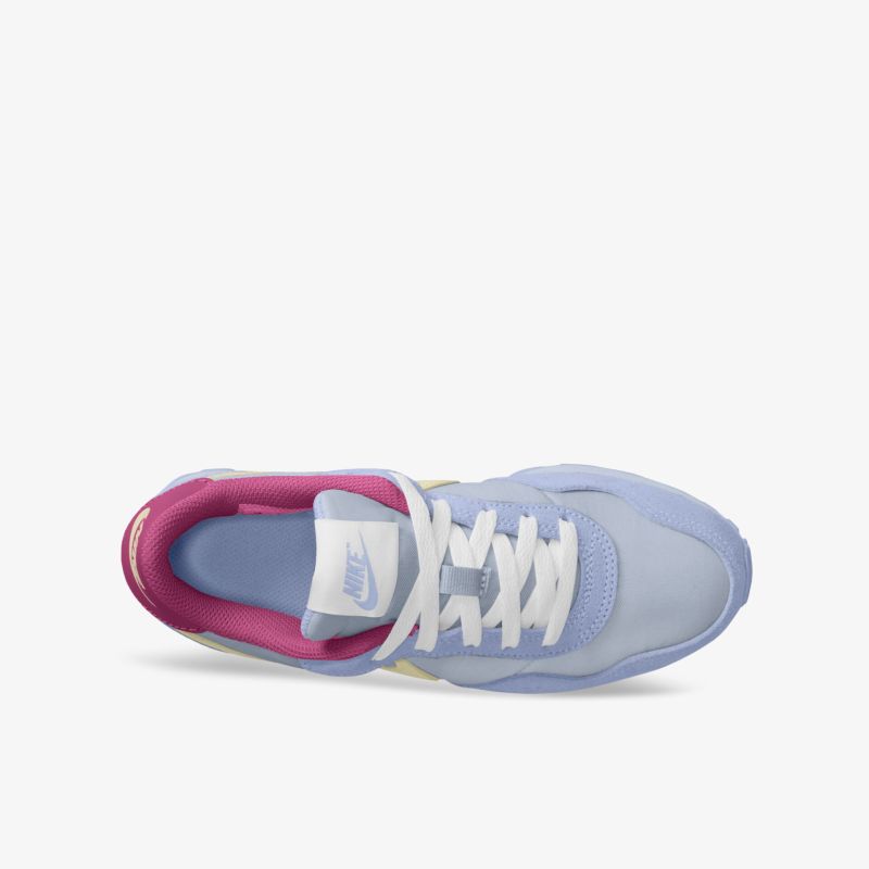 Modischer Sneaker in Blau und Pink mit weißer Sohle für optimalen Komfort und sportlichen Stil von oben.
