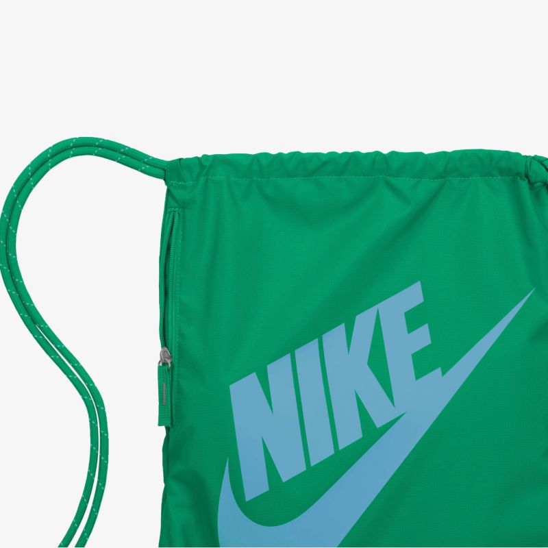 Grüner Sportbeutel mit Nike-Logo und Kordelzug für praktischen Stauraum und modischen Look