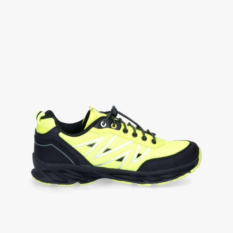 Leichter, gelber Sportschuh mit schwarzem Akzent und robuster Sohle für maximalen Komfort und Stabilität.