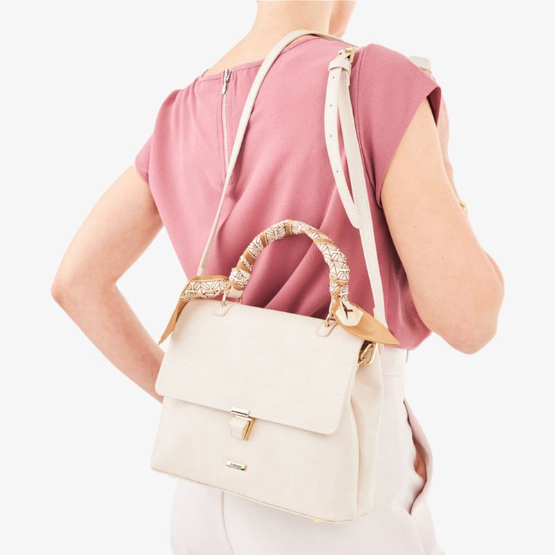 Elegante Handtasche mit raffiniertem Design, perfekt für stilbewusste Trendsetter. Vielseitig tragbar und modisch.