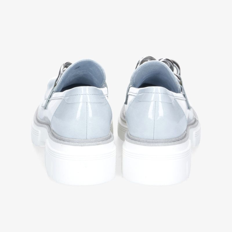 Elegante weiße Schuhe mit moderner Plateausohle und komfortabler Passform. Hochwertige Materialien und stilvolles Design.