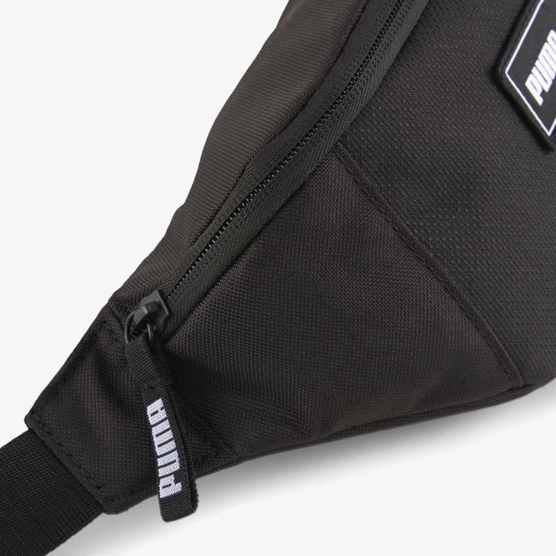 Detailaufnahme eines schwarzen Puma Riemens mit Reißverschluss und gut sichtbarem Markenlogo