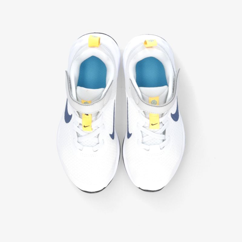 Weiße Sportschuhe mit blauen Akzenten von oben, bequem und stilvoll für Sport und Freizeit.
