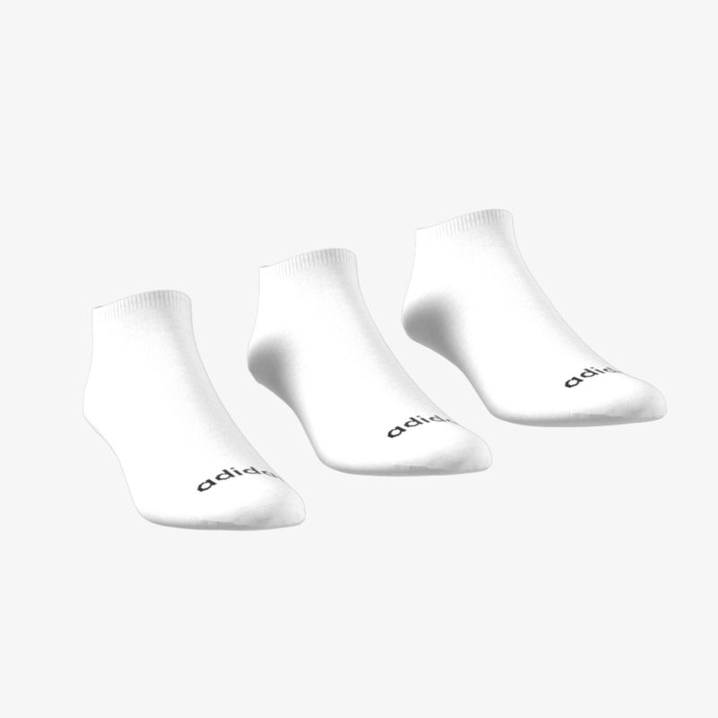 Weiße, weiche Socken mit sportlichem Design für optimalen Tragekomfort und Flexibilität.