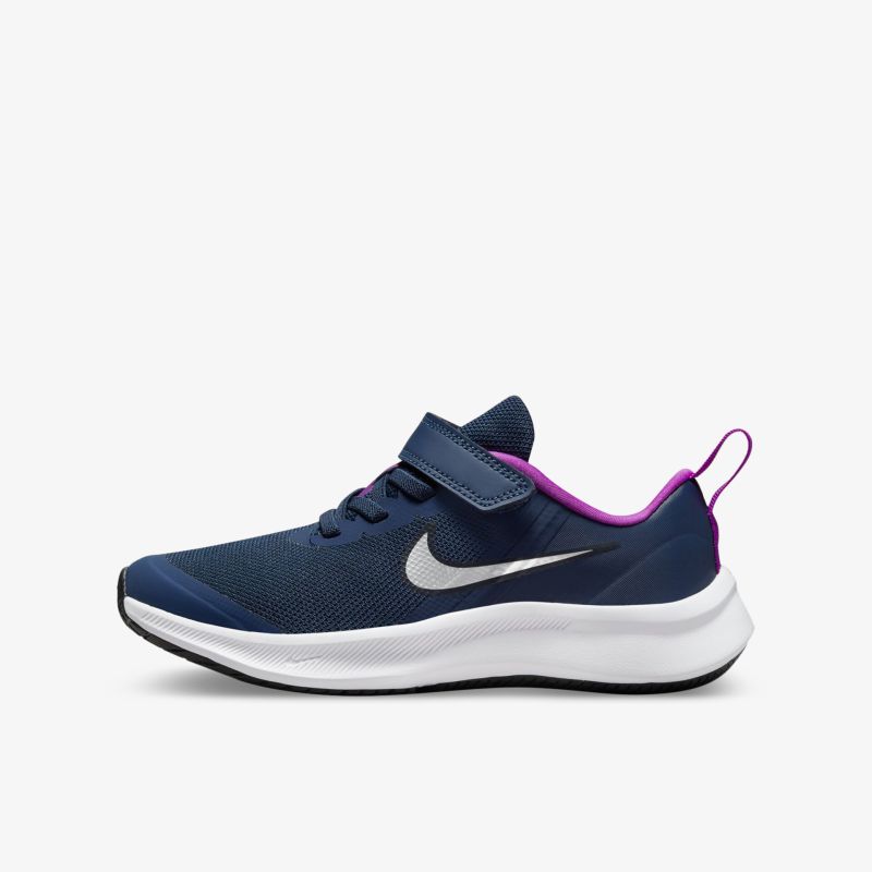 Blauer Sneaker mit weißer Sohle und Klettverschluss für optimalen Tragekomfort und sportliches Design.