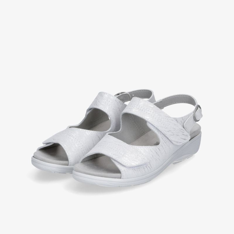 Bequeme silberne Sandalen mit verstellbaren Riemen und rutschfester Sohle, ideal für angenehmen Tragekomfort