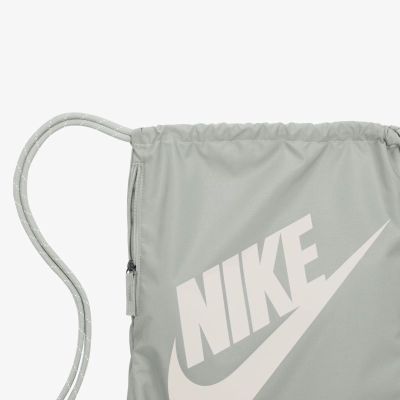 Nike Sportbeutel mit Kordelzug in Grau, ikonisches Logo, robustes und leichtes Design, praktische Verwendung für den Alltag