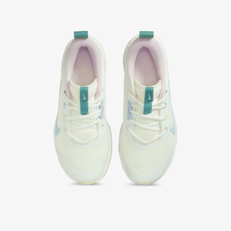 Bequeme und modische weiße Sneakers mit türkisfarbenen Akzenten, ideal für sportliche Aktivitäten und den Alltag.