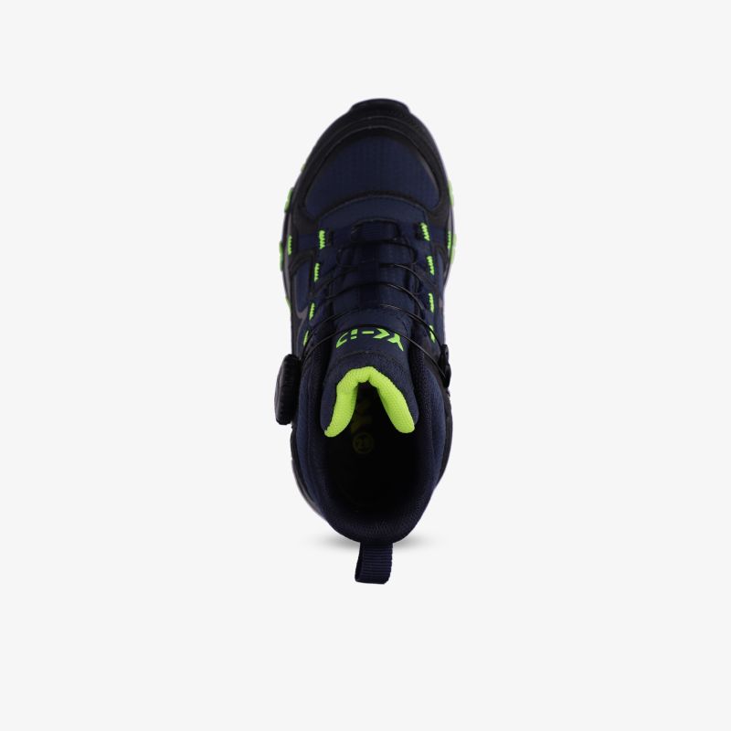 Sportlicher Schuh in Schwarz mit grünen Akzenten. Robuste Konstruktion und bequeme Innensohle für optimalen Halt.