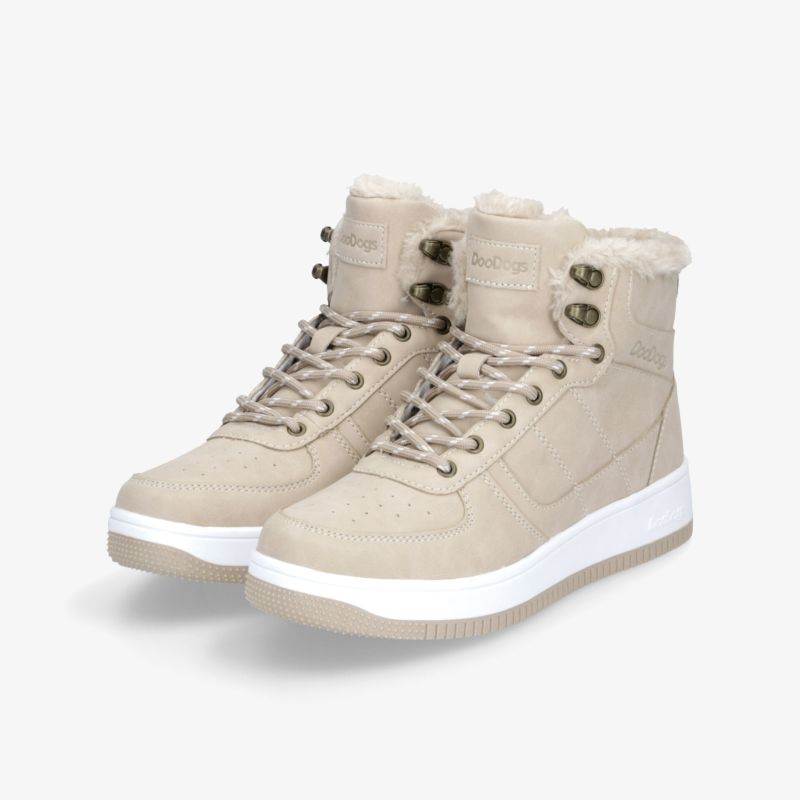 Beige Winterstiefel mit warmem Innenfutter, rutschfester Sohle und robuster Schnürung in schräger Frontansicht