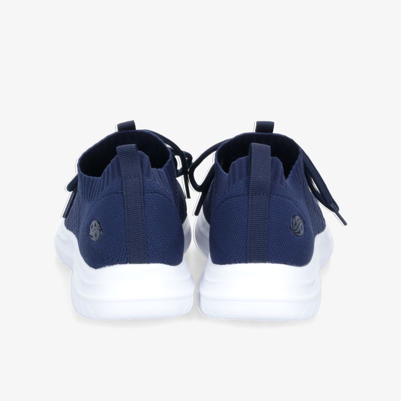 Dunkelblaue Turnschuhe mit weißer Sohle und modernem Design aus der Rückansicht
