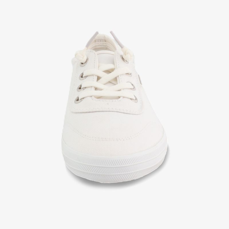 Moderner weißer Sneaker mit klassischer Schnürung, ideal für vielseitige Outfits und komfortables Tragen.