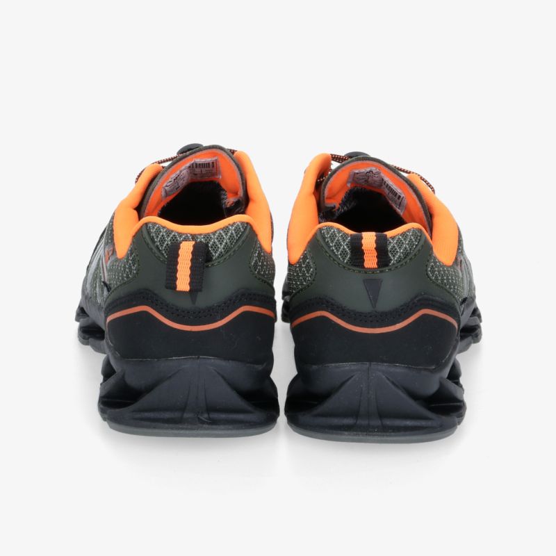 Bequeme, robuste Sportschuhe mit leuchtenden Akzenten für optimalen Komfort und sicheren Halt.