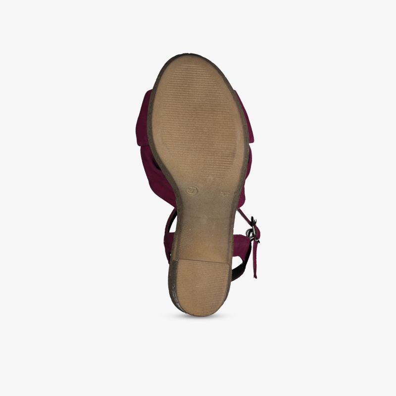 Eleganter Schuh mit rutschfester Sohle und stilvollem Design für optimalen Komfort und lange Haltbarkeit.