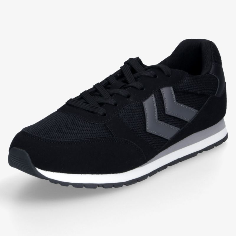 schwarzer Sneaker mit sportlichem Design und gepolsterter, rutschfester Sohle in schräger Vorderansicht