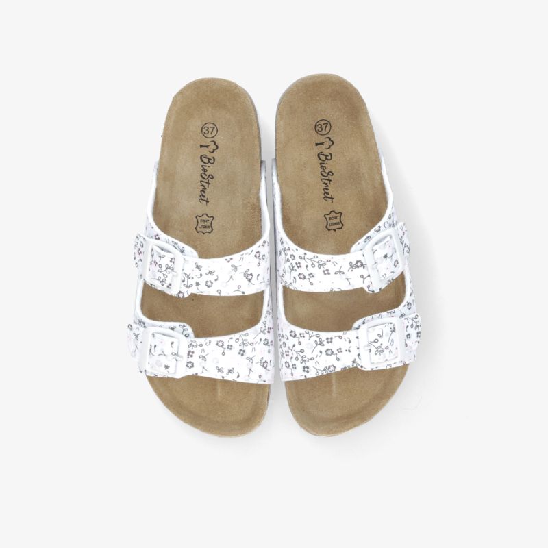 Bequemes Paar weiße Sandalen mit verstellbaren Riemen und weichem Fußbett ideal für sommerlichen Tragekomfort