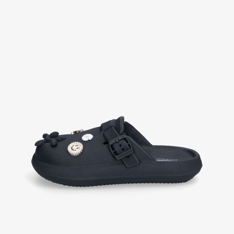 Bequemer Schuh mit verstellbarem Riemen und weicher Sohle in klarer seitlicher Ansicht