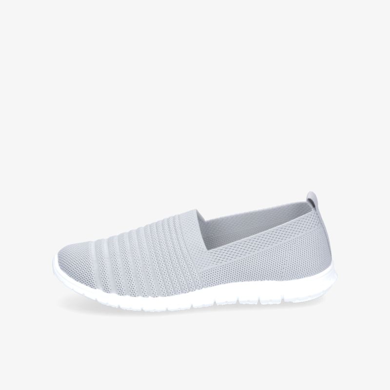 Leichter grauer Slipper mit flexiblem, atmungsaktivem Material und rutschfester weißer Sohle für hohen Tragekomfort