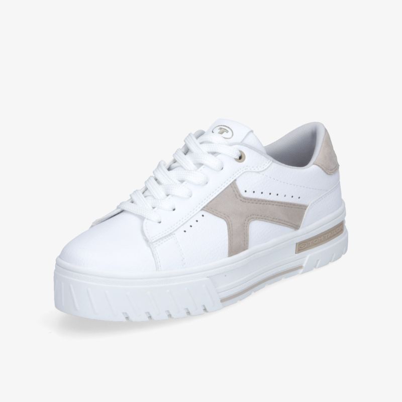 Moderner weißer Sneaker mit dicker, rutschfester Sohle und gepolstertem Knöchelbereich für hohen Tragekomfort
