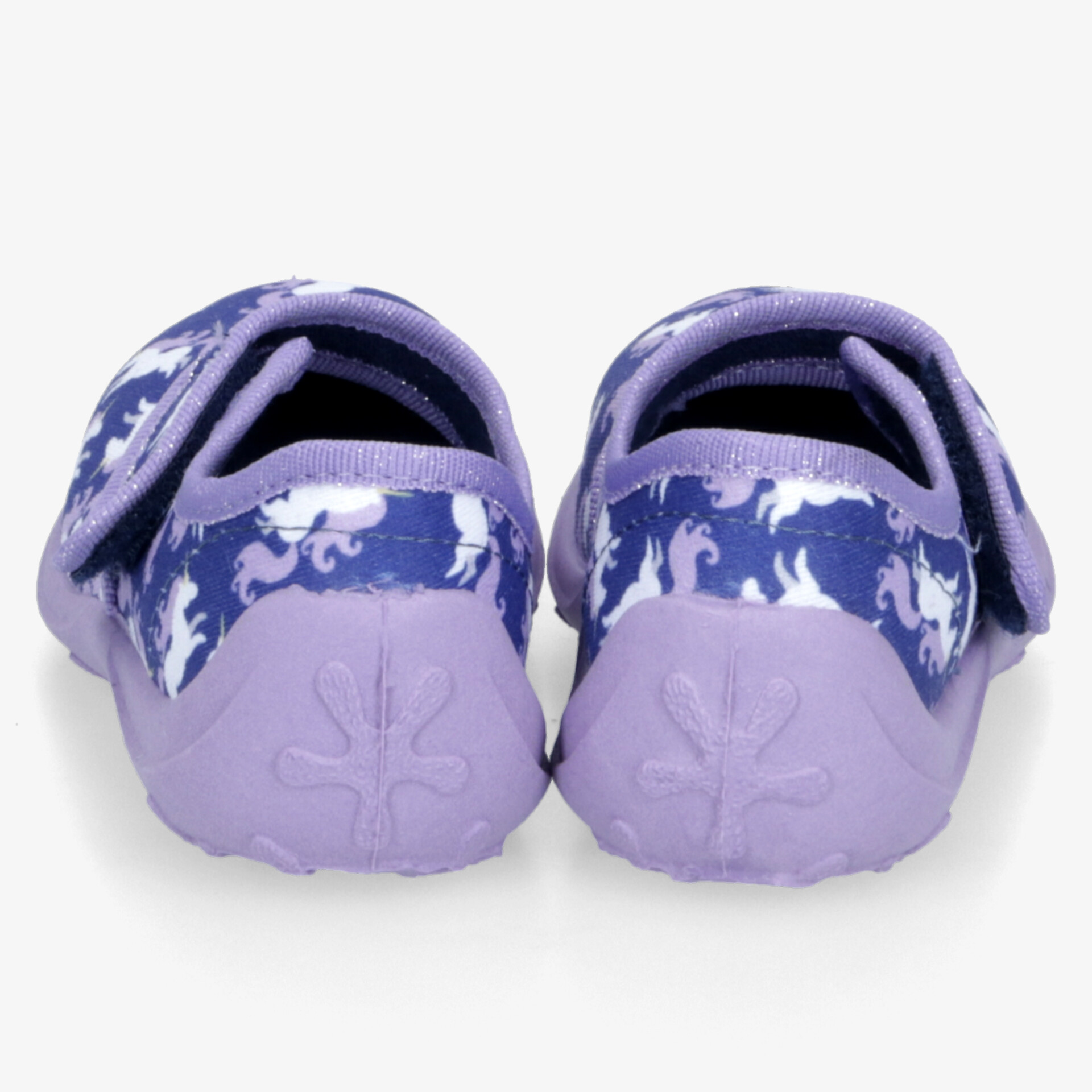 Rückansicht von lila Kinderschuhen mit Einhorn-Motiv und praktischem Klettverschluss für bequemen Halt