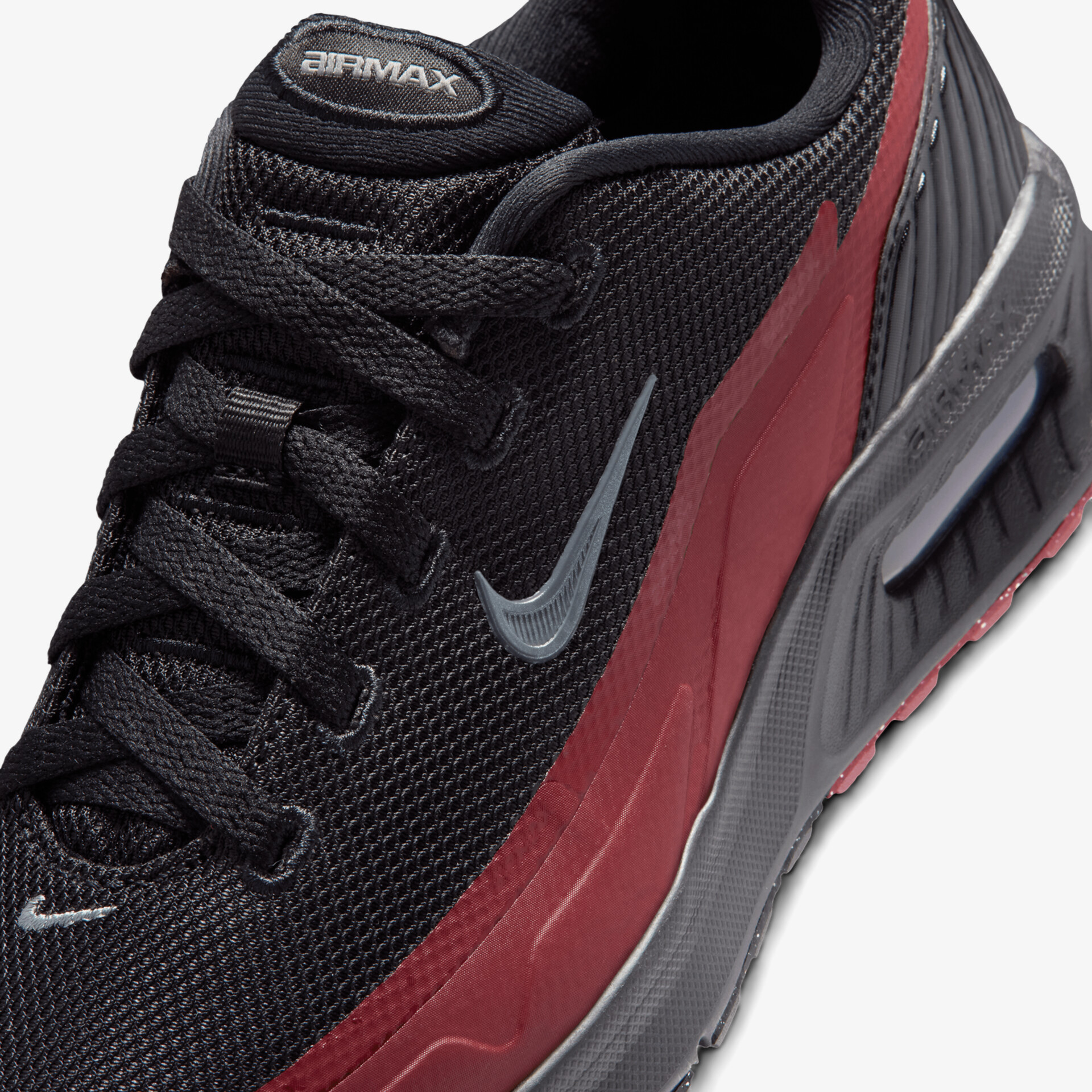 Moderner Sneaker mit atmungsaktivem Obermaterial und dynamischem Design