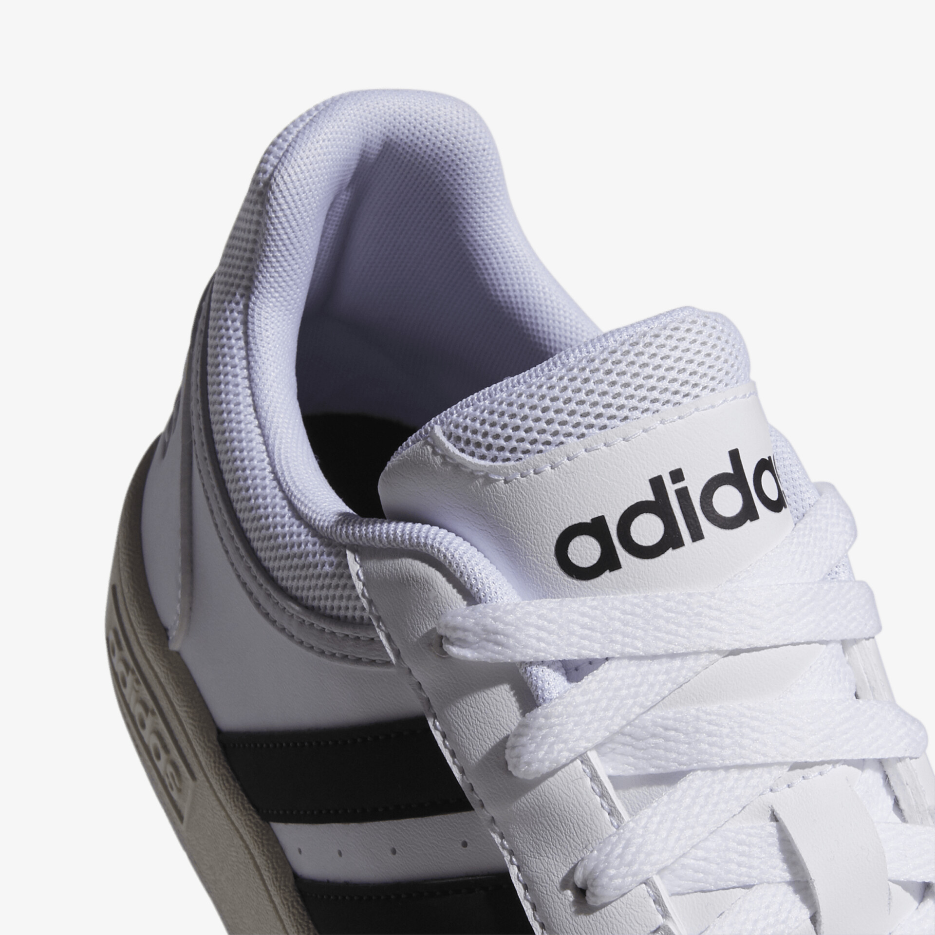 Moderner Sneaker mit bequemem Sitz und sportlichem Design. Perfekt für Alltag und Sportaktivitäten.