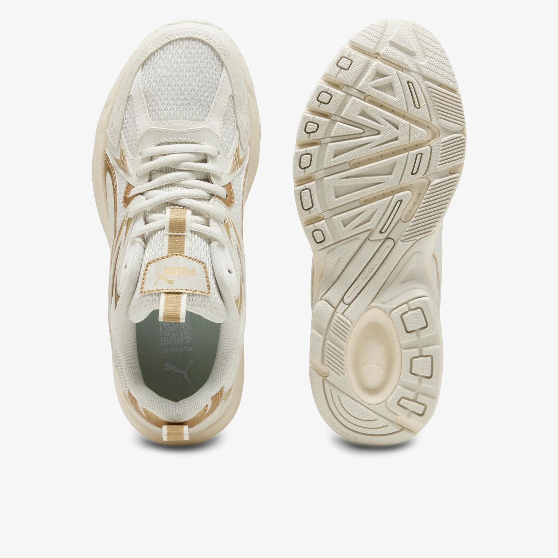 Moderner Sneaker mit bequemen Polsterungen und rutschfester Laufsohle, oberer Blickwinkel auf Schuhpaar