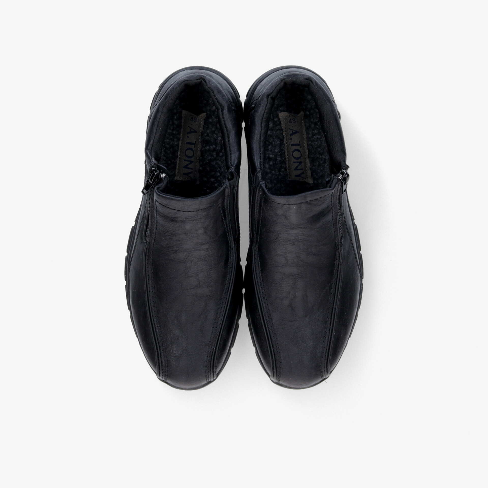 Schwarzes Paar Schuhe mit glatter Oberfläche und schlichtem Design, bequem und robust für den Alltag