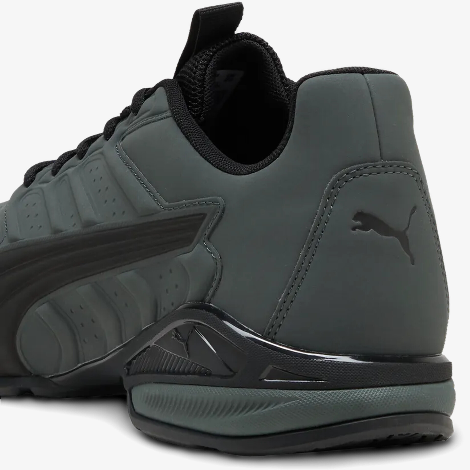 Robuster und bequemer Sportschuh mit gepolstertem Fersenbereich und modernem Puma Logo in dunklem Design