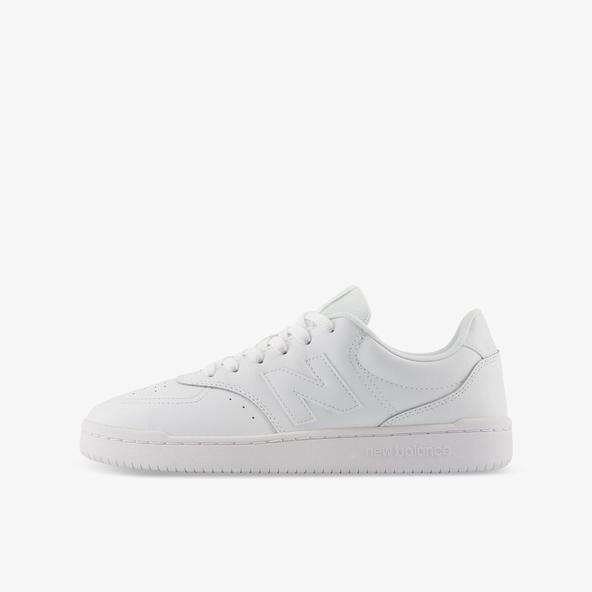 Weißer Sneaker in klarer Seitenansicht mit modernem sportlichen Design und komfortabler, leichter Sohle