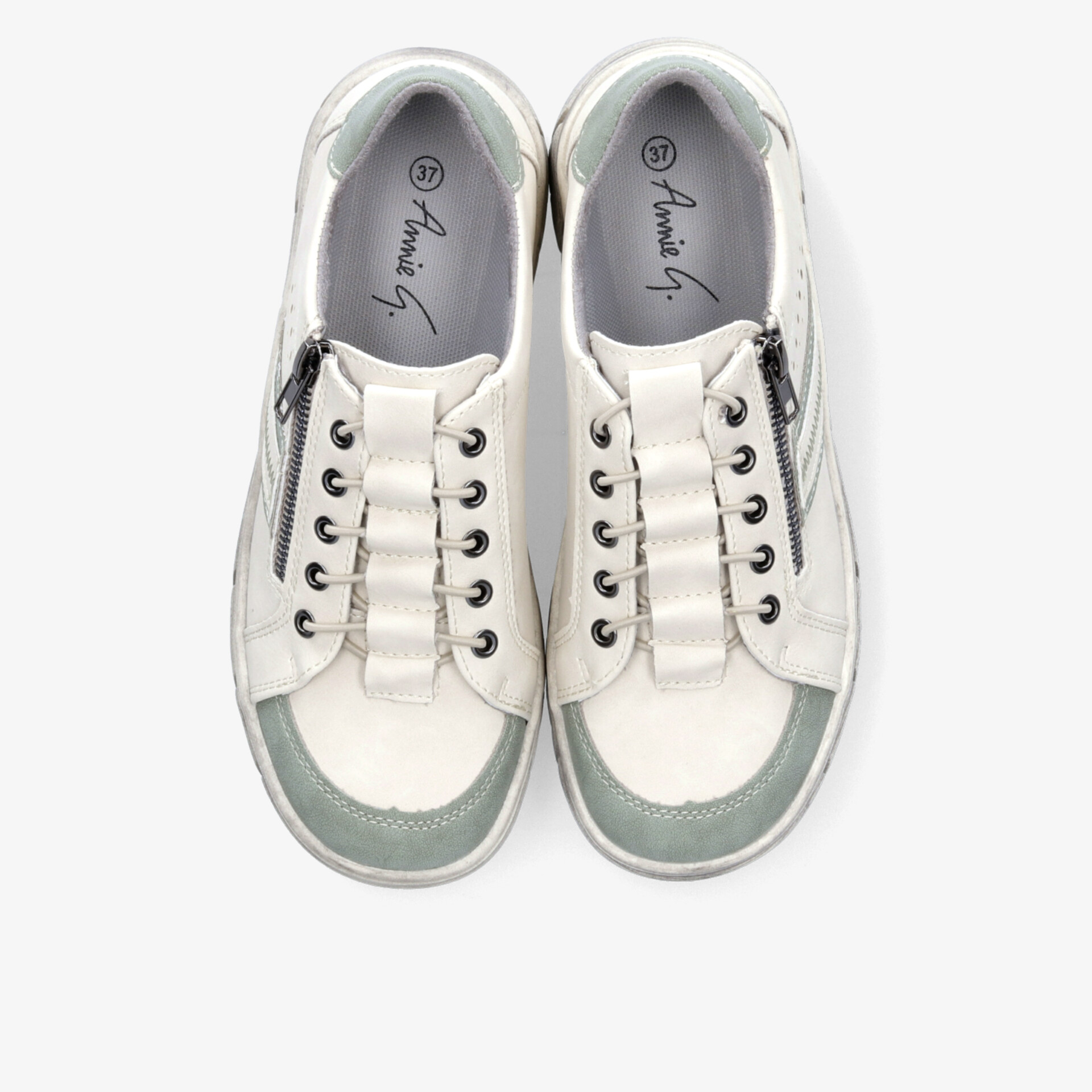 Weiß-grüne Sneaker im Paar, sportlicher Stil, bequeme Passform und hochwertige Verarbeitung, Draufsicht