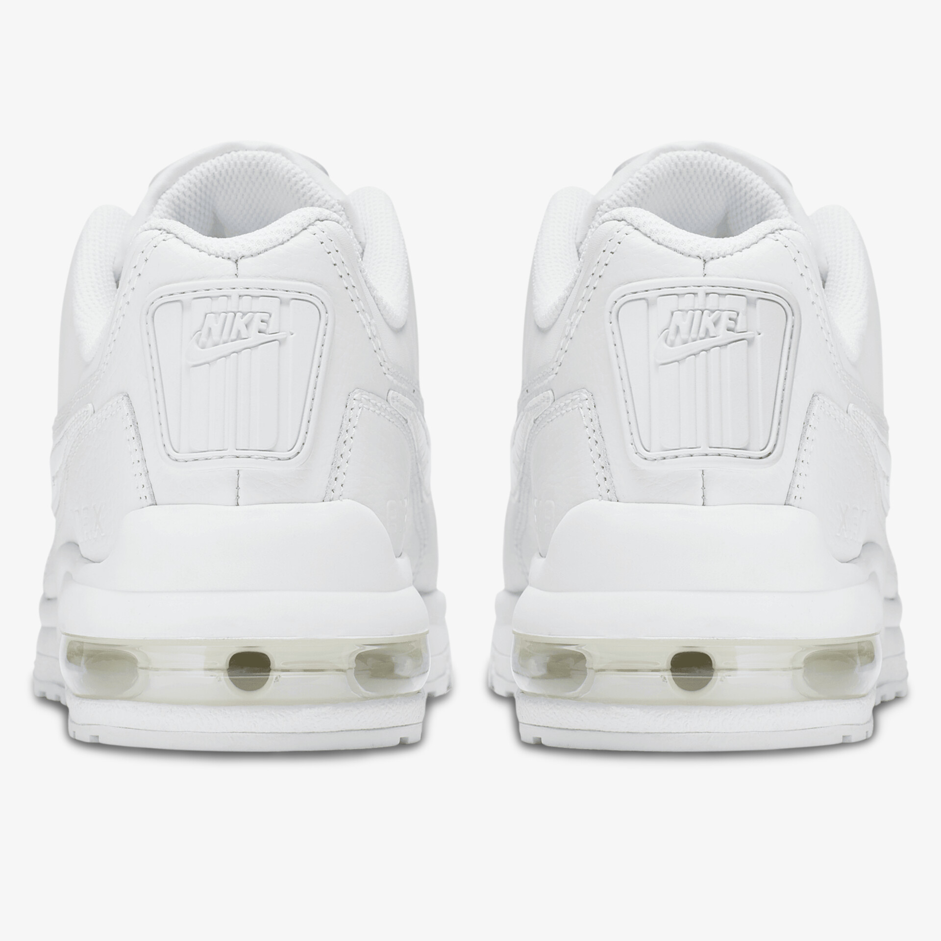 Weiße Sneaker mit Air-Dämpfung in der Rückansicht, sportlich und modern