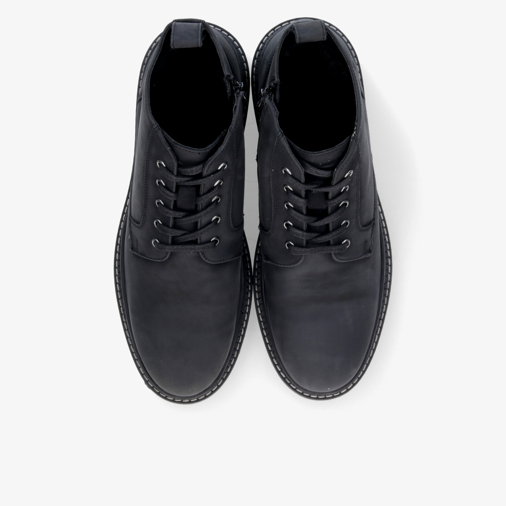 Robuste schwarze Schnürschuhe mit hochwertigem Material und bequemer Passform in klassischem Design von oben