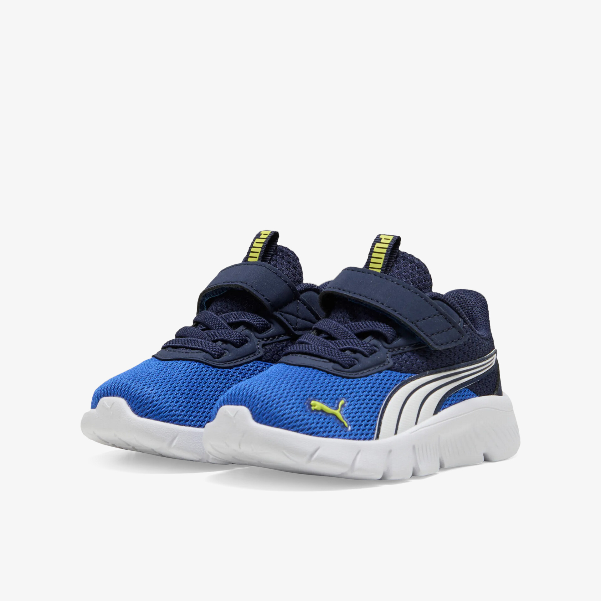 Leichter sportlicher Schuh in Blau mit weißer rutschfester Sohle und atmungsaktivem Material