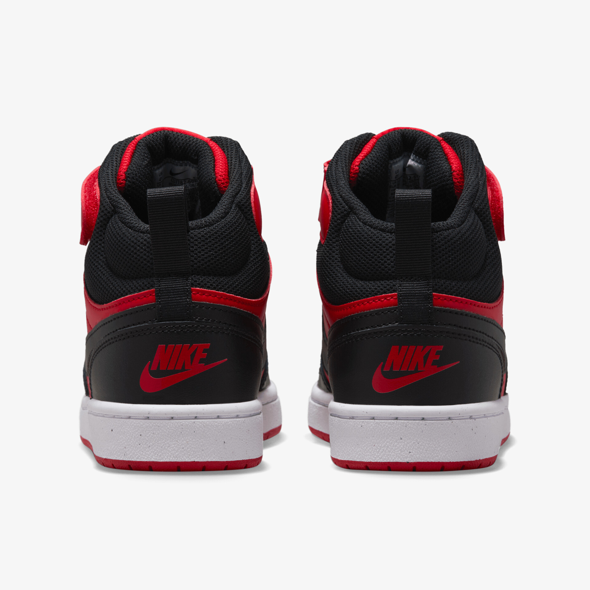 Rückansicht von zwei robusten Nike Sneakers mit hohem Schaft und roten Akzenten auf weißer Sohle