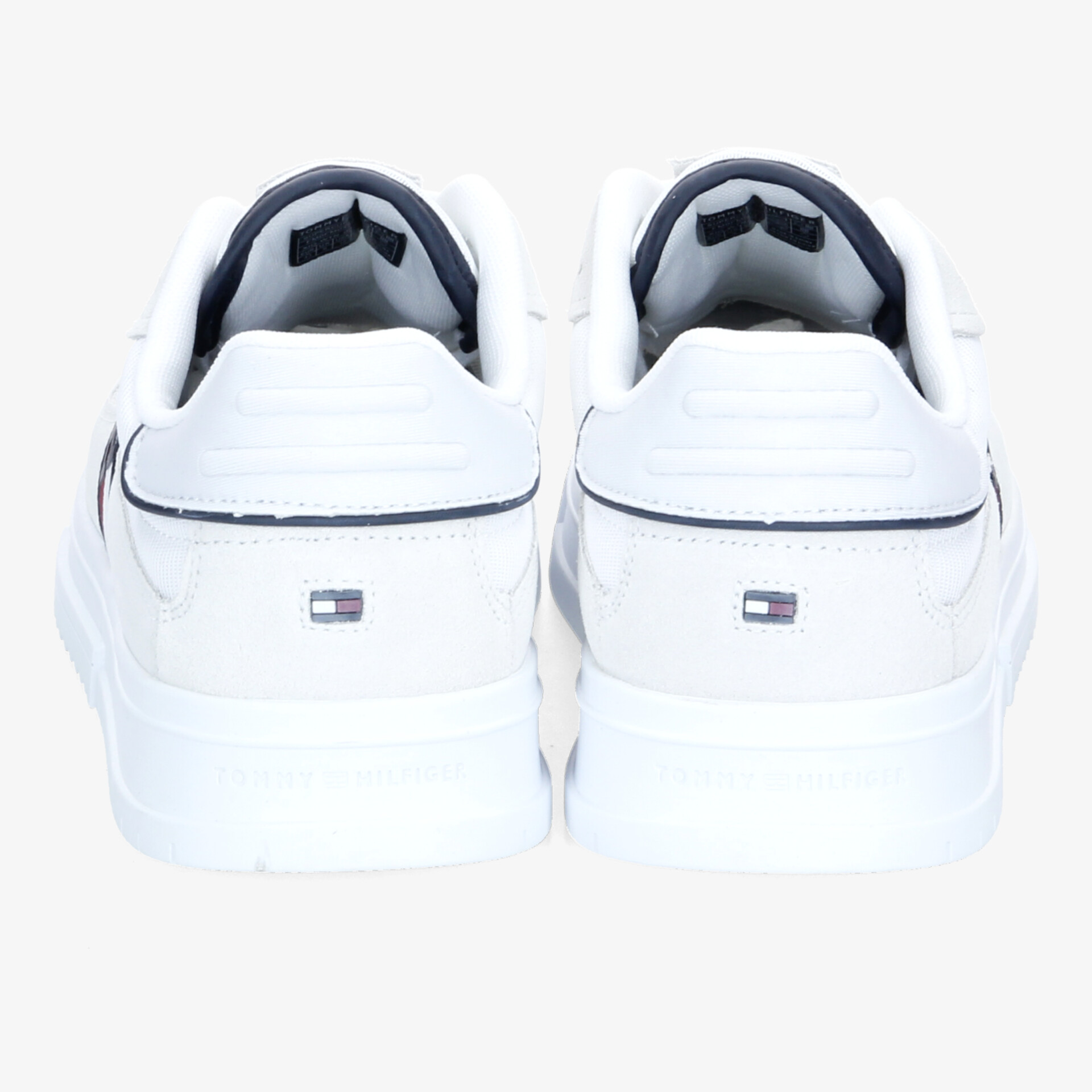 Weißer Sneaker mit modernem Design, ideal für Komfort und Stil im Alltag.