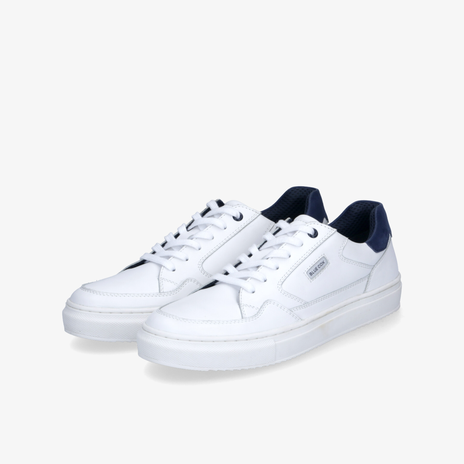 Weißes Sneaker-Paar mit klassischem Design, bequeme Passform und schnürbarem Verschluss für sportlichen Look