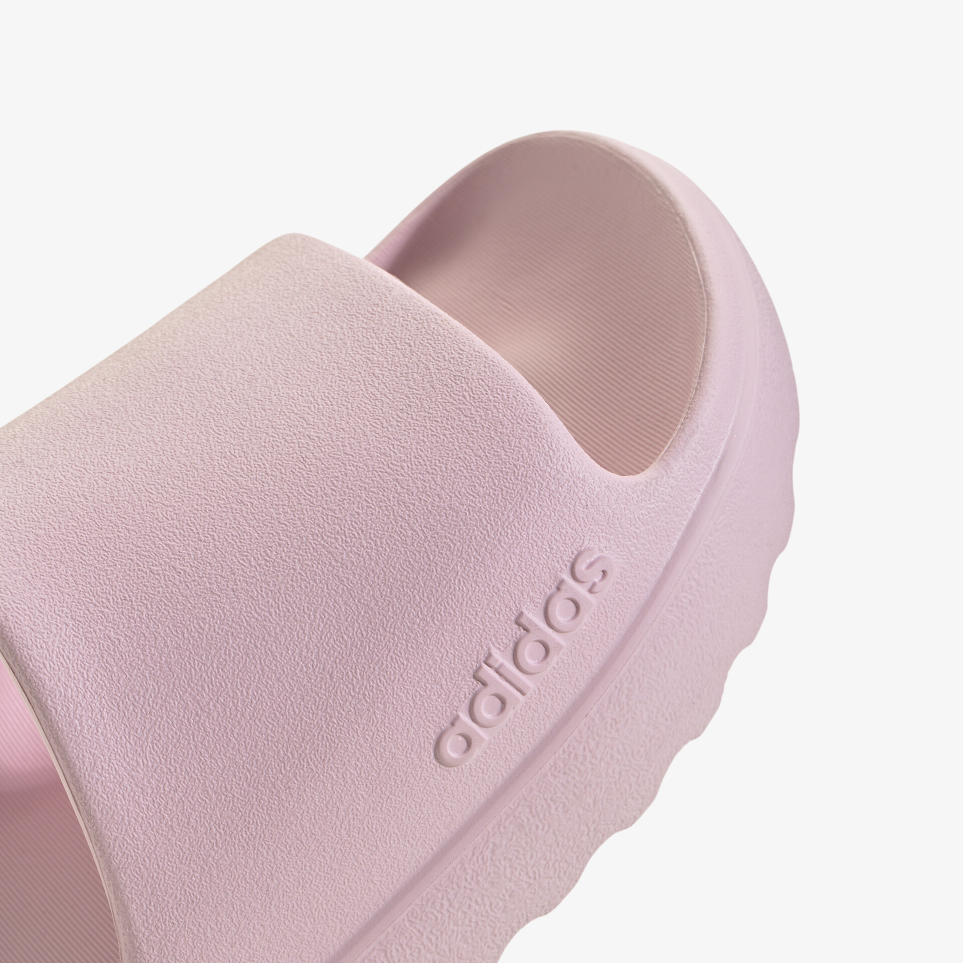 Detailaufnahme von rosa Adidas Plateauschlappen mit weichem, ergonomischem und komfortablem Design