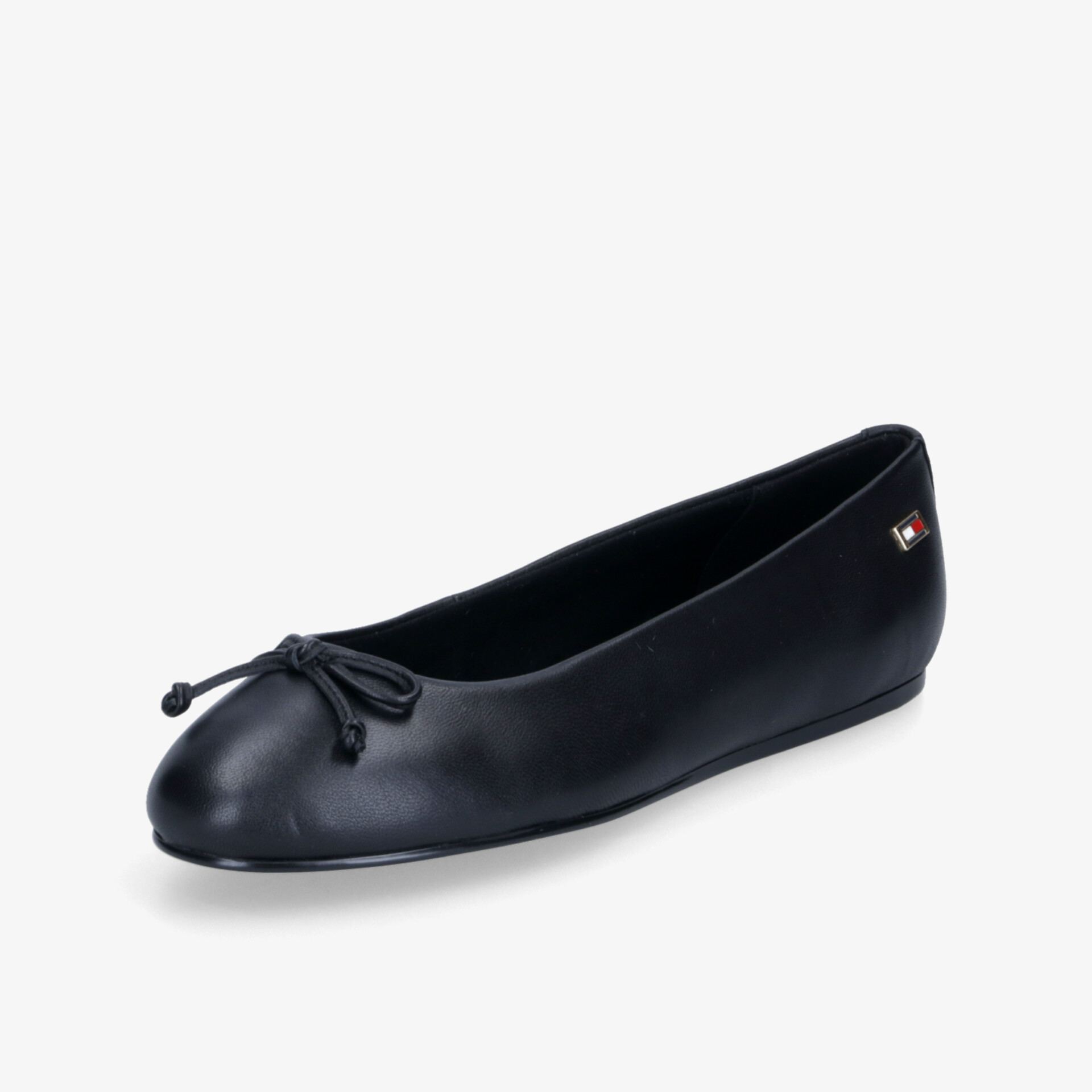 Schwarzer leichter Ballerinaschuh mit flexibler Sohle und bequemem minimalistischen Design, seitliche Ansicht